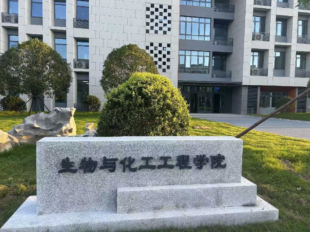 芒康县扬州职业大学体育场高杆灯项目